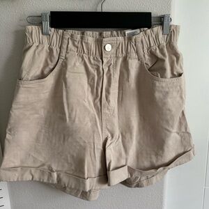 H&M cream shorts size M